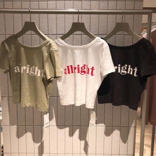 スナイデル(SNIDEL)のSNIDEL バッグデザインロゴトップス　黒(Tシャツ(半袖/袖なし))