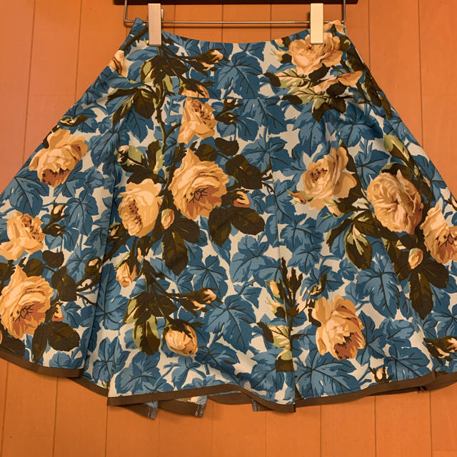 M'S GRACY(エムズグレイシー)のkyasi様エムズグレイシー♪ブルー×イエローバラ柄サーキュラースカート 38 レディースのスカート(ひざ丈スカート)の商品写真