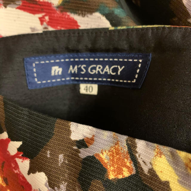 M'S GRACY(エムズグレイシー)のエムズグレイシー♪黒地ピンクバラ柄サーキュラースカート 40 レディースのスカート(ひざ丈スカート)の商品写真