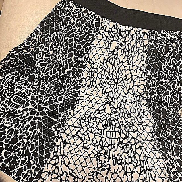 Milly(ミリー)の未使用　美品　フレア スカート M L 美脚　ニット　白　黒　柄　モノトーン レディースのスカート(ひざ丈スカート)の商品写真
