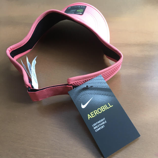 NIKE(ナイキ)のナイキサンバイザー2020 summer Featherrlight 最新モデル スポーツ/アウトドアのゴルフ(ウエア)の商品写真