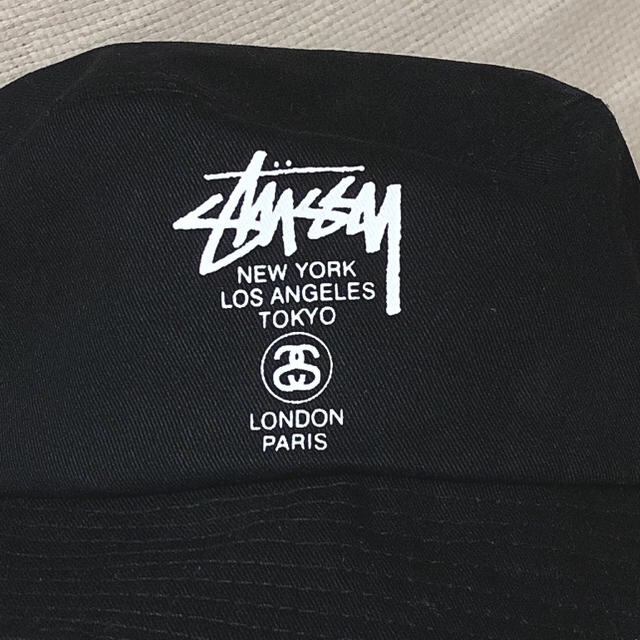 STUSSY(ステューシー)のSTUSSY バケットハット パロディ レディースの帽子(ハット)の商品写真