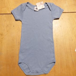 プチバトー(PETIT BATEAU)の【プチバトー】くすみブルー無地ロンパース【6M67cm】(ロンパース)