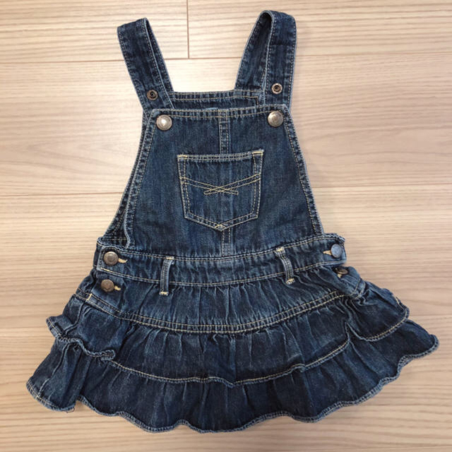 babyGAP(ベビーギャップ)のbabyGap フリルジャンパースカート 90cm キッズ/ベビー/マタニティのキッズ服女の子用(90cm~)(ワンピース)の商品写真