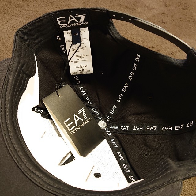 Emporio Armani(エンポリオアルマーニ)の【新品タグ付】EA7 ロゴ刺繍キャップ 黒 56～60cmアジャスター付 メンズの帽子(キャップ)の商品写真