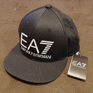 エンポリオアルマーニ(Emporio Armani)の【新品タグ付】EA7 ロゴ刺繍キャップ 黒 56～60cmアジャスター付(キャップ)