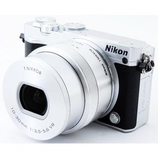 ニコン(Nikon)の❤️Wi-Fi搭載♪自撮り対応❤️ミラーレス一眼 Nikon J5 シルバー(ミラーレス一眼)