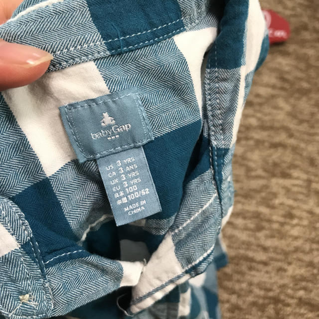 babyGAP(ベビーギャップ)のベビーギャップ　100㎝　チェック柄シャツ キッズ/ベビー/マタニティのキッズ服男の子用(90cm~)(Tシャツ/カットソー)の商品写真