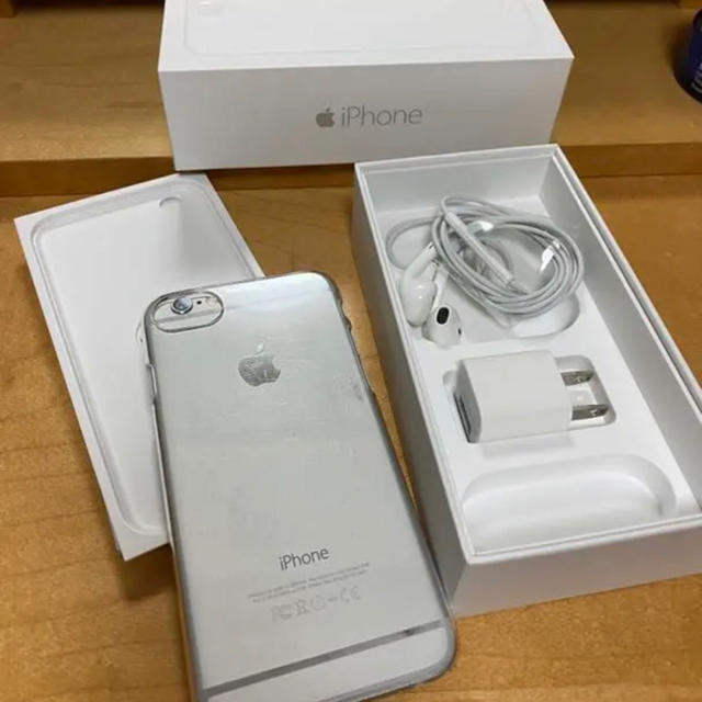 Apple(アップル)のiPhone 6 Silver 64GB au✳︎購入時付属品付ジャンク美品 スマホ/家電/カメラのスマートフォン/携帯電話(スマートフォン本体)の商品写真