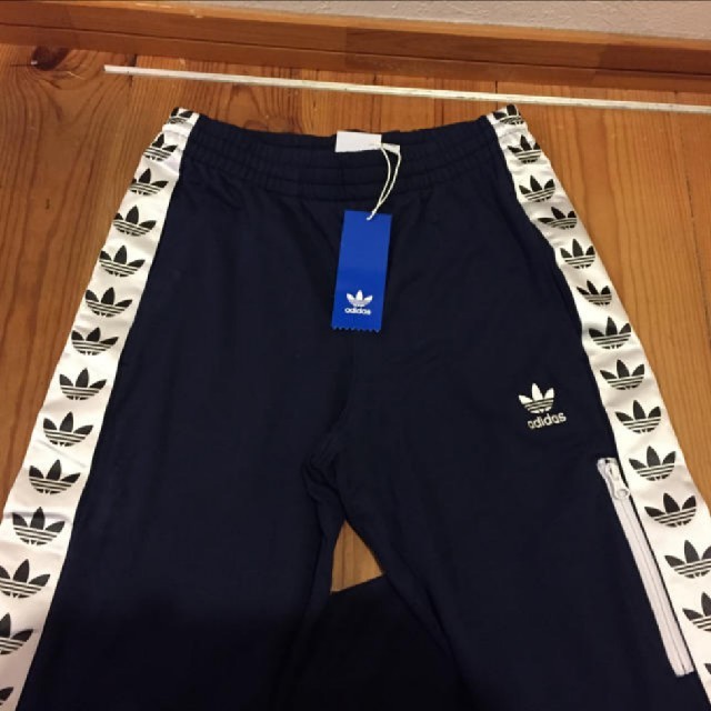 adidas(アディダス)の新品 アディダスオリジナルス TREFOIL LIGHT PANTS メンズのパンツ(その他)の商品写真