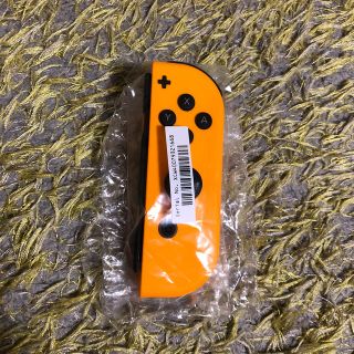 ニンテンドースイッチ(Nintendo Switch)のNintendoSwitch ジョイコン 右側　オレンジ 新品(携帯用ゲーム機本体)