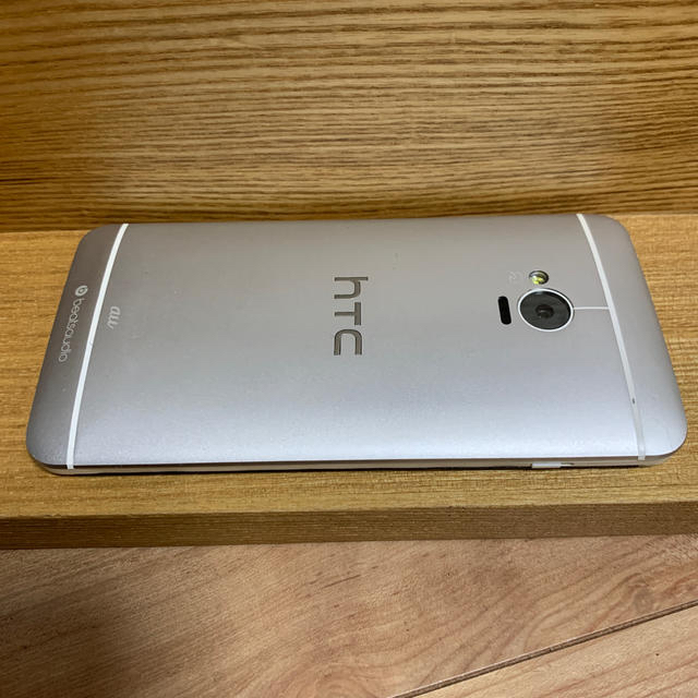 HTC(ハリウッドトレーディングカンパニー)のHTC J ONE au スマホ/家電/カメラのスマートフォン/携帯電話(スマートフォン本体)の商品写真