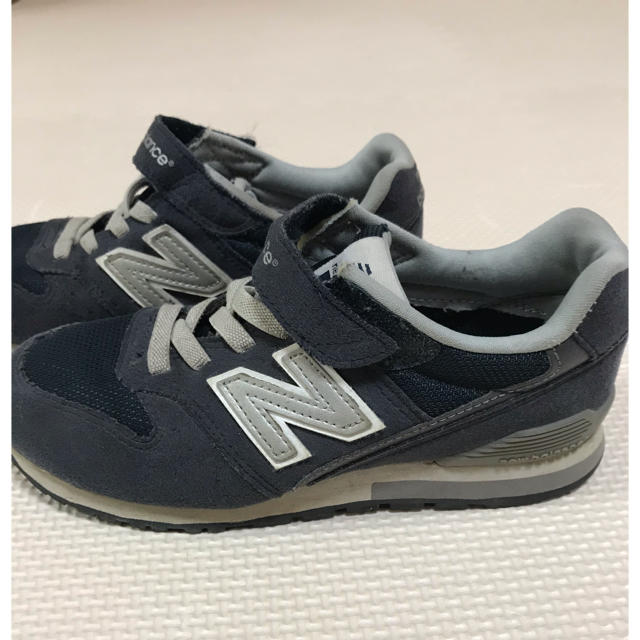 New Balance(ニューバランス)のニューバランス 紺色  子供 キッズ/ベビー/マタニティのキッズ靴/シューズ(15cm~)(スニーカー)の商品写真