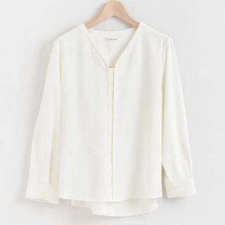 ルクールブラン(le.coeur blanc)の新品✨定価8250円　ルクールブラン  ブラウス　オフホワイト　お値下げ❣️(シャツ/ブラウス(長袖/七分))