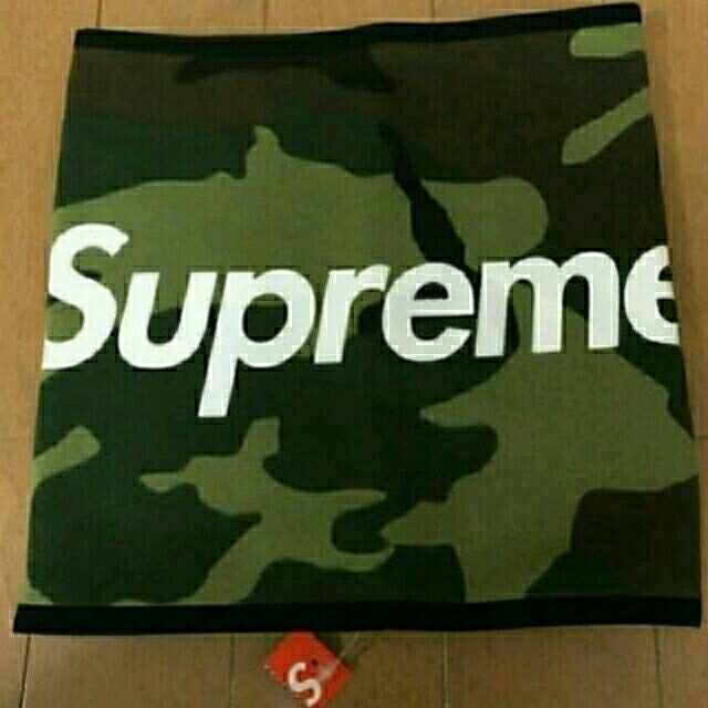 Supreme(シュプリーム)の新品半タグSupreme neckgaitor camo ネックウォーマー タグ メンズのファッション小物(ネックウォーマー)の商品写真