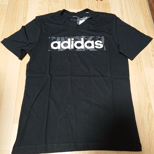 adidas(アディダス)の【新品】アディダス リニアロゴボックスグラフィックTシャツ サイズM メンズのトップス(Tシャツ/カットソー(半袖/袖なし))の商品写真