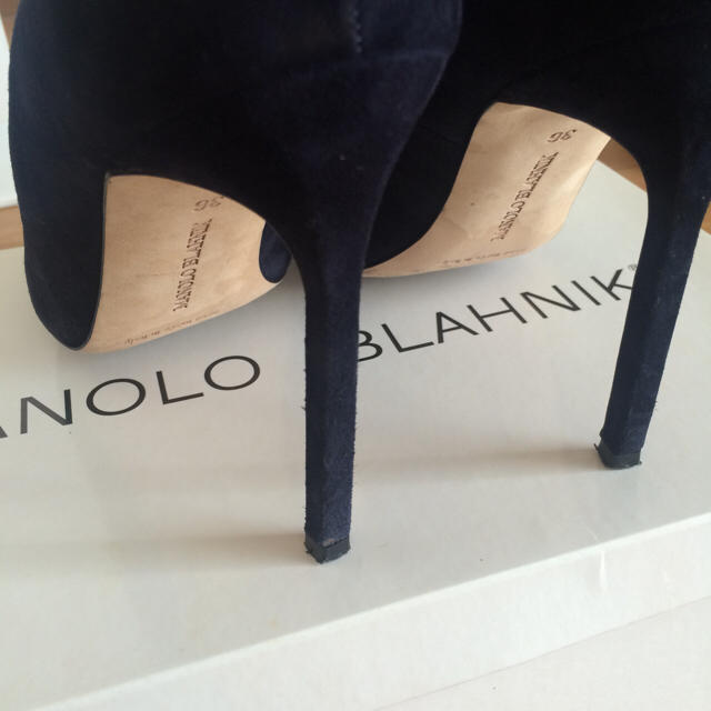 MANOLO BLAHNIK(マノロブラニク)のマノロブラニク ネイビーパンプス レディースの靴/シューズ(ハイヒール/パンプス)の商品写真
