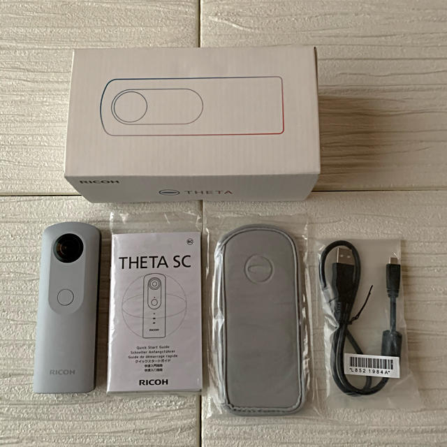 RICOH(リコー)のRICOH 360度カメラRICOH THETA SC グレー スマホ/家電/カメラのカメラ(コンパクトデジタルカメラ)の商品写真