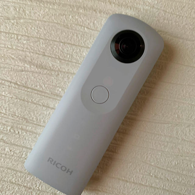 RICOH(リコー)のRICOH 360度カメラRICOH THETA SC グレー スマホ/家電/カメラのカメラ(コンパクトデジタルカメラ)の商品写真