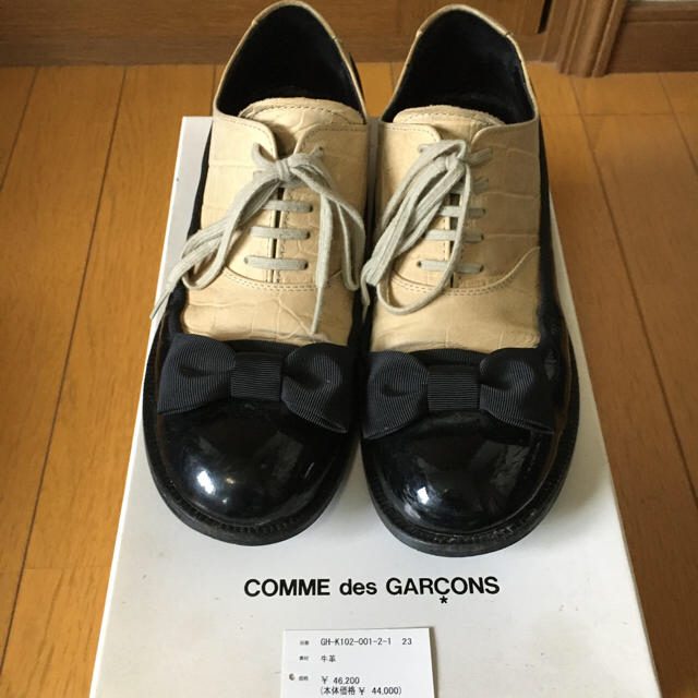 COMME des GARCONS(コムデギャルソン)のコムデギャルソン★バイカラー★リボン付き★シューズ レディースの靴/シューズ(ローファー/革靴)の商品写真