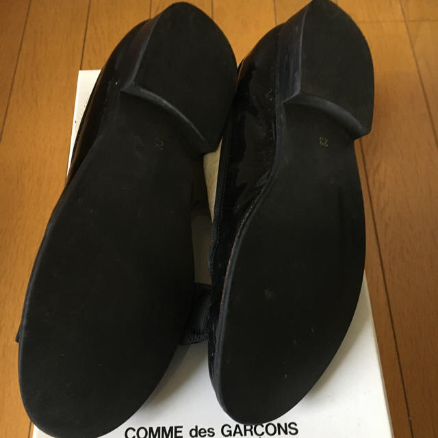 COMME des GARCONS(コムデギャルソン)のコムデギャルソン★バイカラー★リボン付き★シューズ レディースの靴/シューズ(ローファー/革靴)の商品写真
