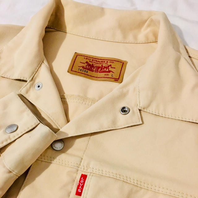 Levi's(リーバイス)のリーバイス　ジャケット　ストレッチ生地　ベージュ レディースのジャケット/アウター(Gジャン/デニムジャケット)の商品写真