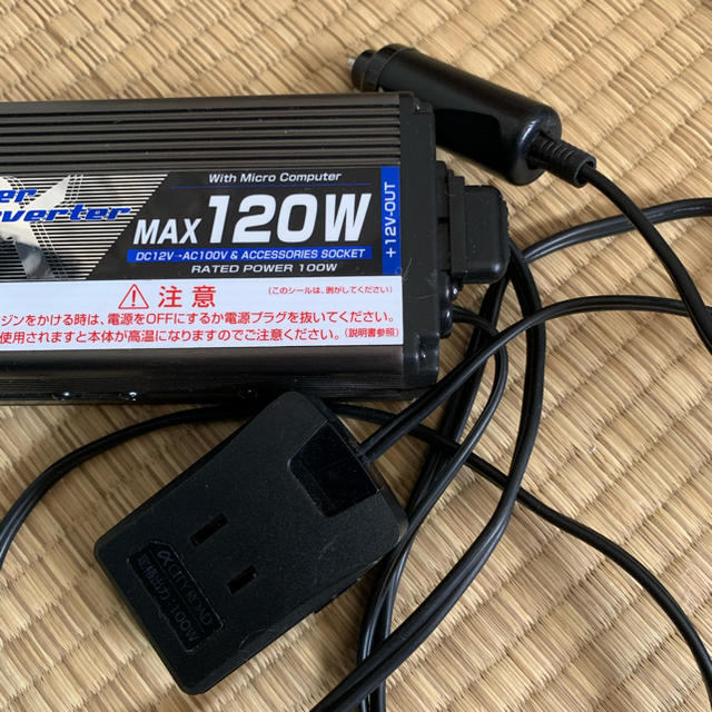 値下げ！　カー電源アダプター(DC12V➡︎AC100V)車内でAC電源取れます 自動車/バイクの自動車(車内アクセサリ)の商品写真