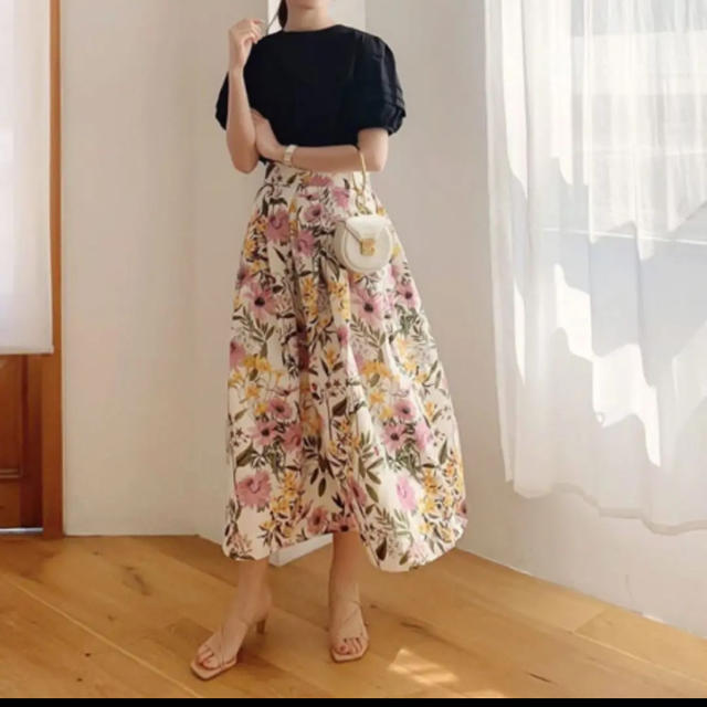 ZARA(ザラ)の新品　eneu エヌー　フラワー タックスカート　完売品 レディースのスカート(ひざ丈スカート)の商品写真