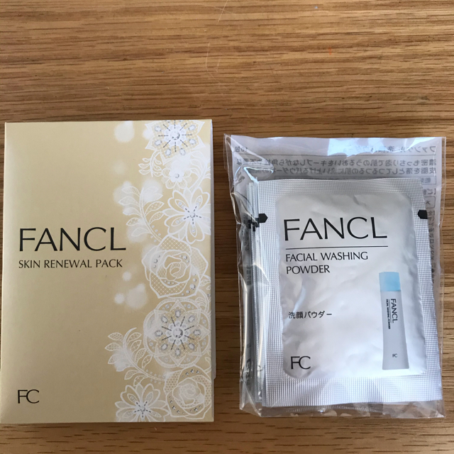 FANCL(ファンケル)のファンケル　ポアカバーベース　新品ですが難あり　洗顔パウダー、パックのおまけ付き コスメ/美容のベースメイク/化粧品(化粧下地)の商品写真