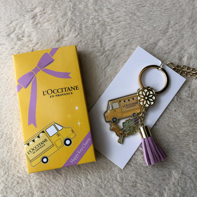 L'OCCITANE(ロクシタン)の【新品未使用】ロクシタンノベルティトート&バスタオル&チャーム エンタメ/ホビーのコレクション(ノベルティグッズ)の商品写真