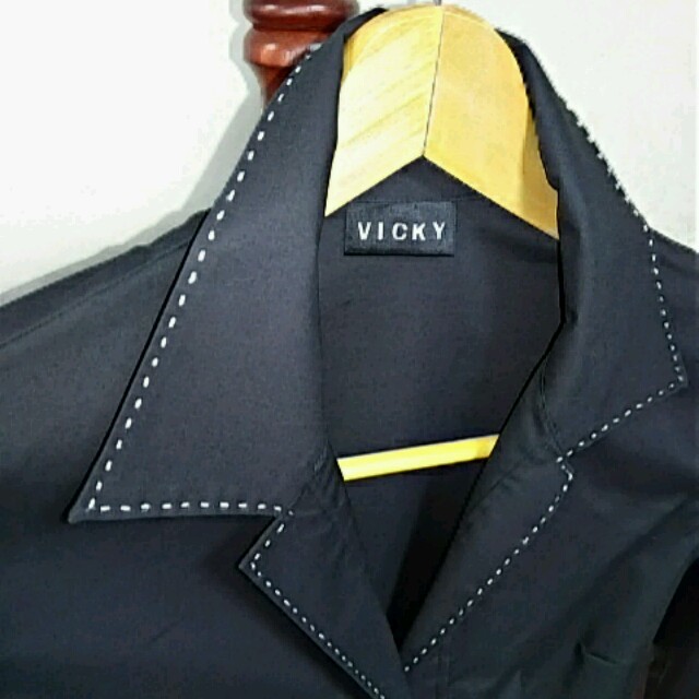VICKY(ビッキー)のビッキー ブラックシャツ サイズ2 レディースのトップス(シャツ/ブラウス(長袖/七分))の商品写真