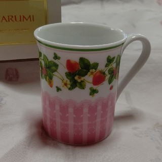 ナルミ(NARUMI)のナルミ マグカップ ストロベリー柄(グラス/カップ)