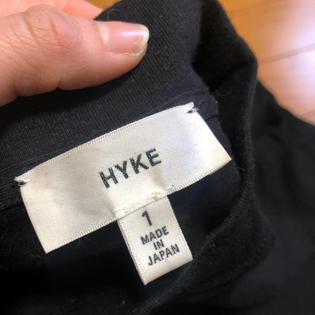 HYKE(ハイク)のHYKE ハイク　コットンTシャツ　黒　ブラック ハイネック　モックネック　 レディースのトップス(Tシャツ(半袖/袖なし))の商品写真