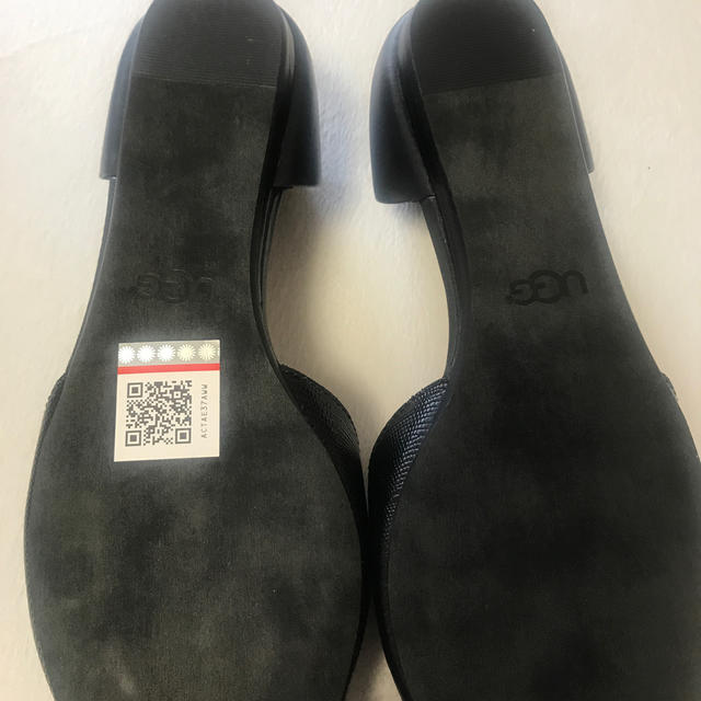 UGG(アグ)の【新品・未着用】UGG  パンプス　ブラック　23.５センチ　クロコ型押し レディースの靴/シューズ(ハイヒール/パンプス)の商品写真