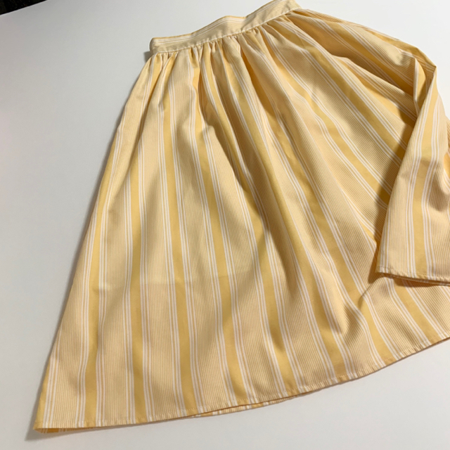 ViS(ヴィス)のフレアスカート 夏 膝丈 ストライプ ViS(ビス) イエロー　Sサイズ  レディースのスカート(ひざ丈スカート)の商品写真