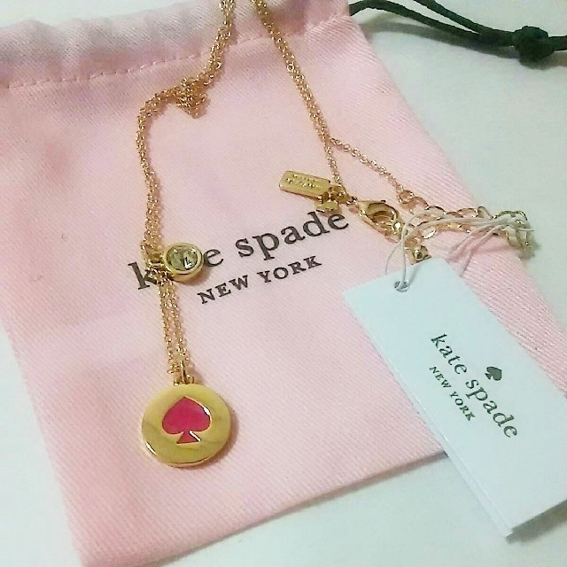 kate spade new york(ケイトスペードニューヨーク)の【新品】kate spade ケイトスペード ピアス レッド 収納ポーチ付  レディースのアクセサリー(ネックレス)の商品写真