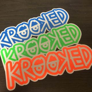 クルキッド(KROOKED)の【縦6cm横24cm】KROOKED ステッカー　1枚のお値段(スケートボード)