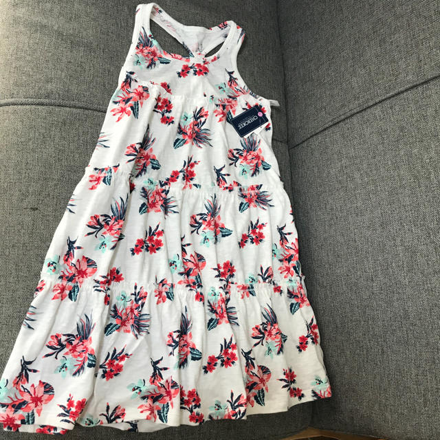 新品タグ付き　フラワーワンピース　140 キッズ/ベビー/マタニティのキッズ服女の子用(90cm~)(ワンピース)の商品写真