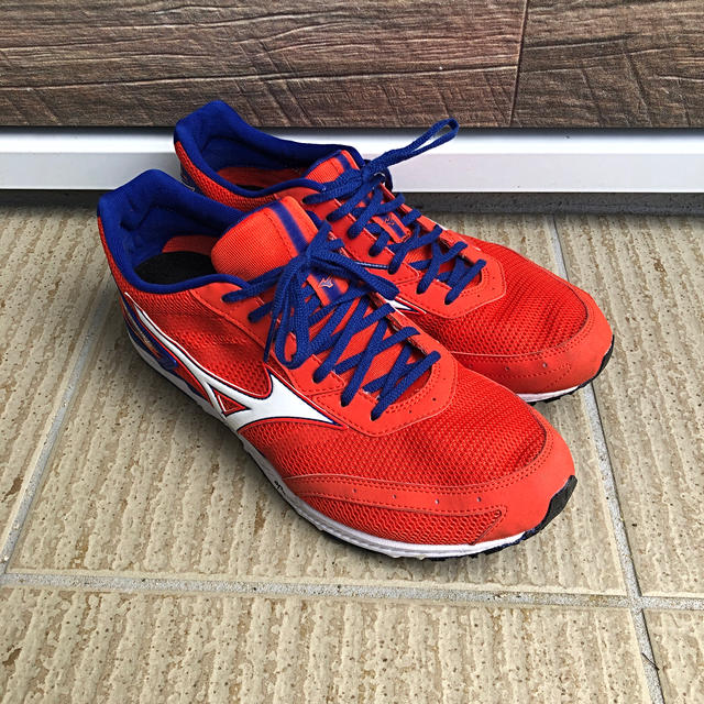 MIZUNO(ミズノ)のミズノ　ウエーブクルーズ 13 オレンジ×ホワイト×ブルー スポーツ/アウトドアのランニング(シューズ)の商品写真