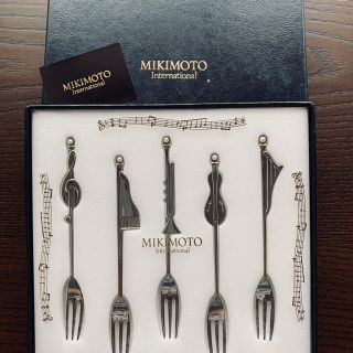 ミキモト(MIKIMOTO)の<新品未使用>ミキモト　フォーク５本セット　一粒真珠付き(カトラリー/箸)