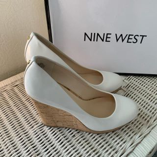 ナインウエスト(NINE WEST)のNINE WEST  ウエッジ　パンプス   ホワイト(ハイヒール/パンプス)