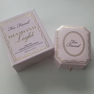 トゥフェイス(Too Faced)の外箱あり。TooFacedダイヤモンドライトハイライター(フェイスカラー)