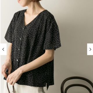 アーバンリサーチ(URBAN RESEARCH)の専用　ドットプリントフロントボタンブラウス【BLACK】(シャツ/ブラウス(半袖/袖なし))