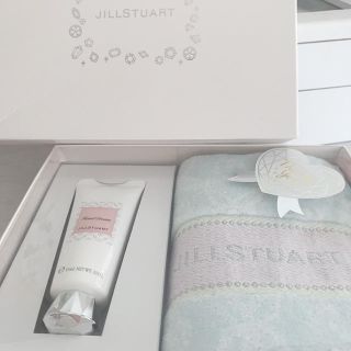 ジルスチュアート(JILLSTUART)の【7月下旬まで購入可能】ジルスチュアート　ハンドクリーム　ハンカチのセット(その他)