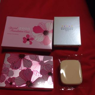 エイボン(AVON)のファンデーションケース＋スポンジ（新品）(ファンデーション)