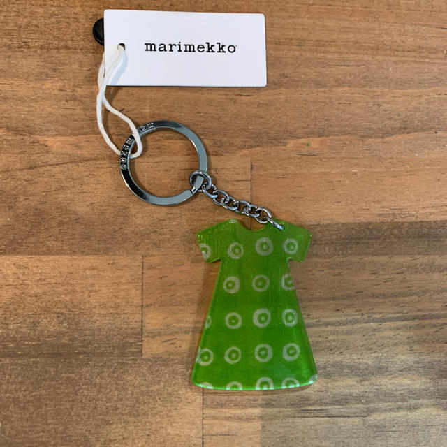 marimekko(マリメッコ)のmarimekko キーホルダー　服型　グリーン レディースのファッション小物(キーホルダー)の商品写真