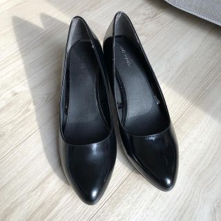 ユニクロ(UNIQLO)の【新品未使用】黒 エナメル パンプス 24.5cm(ハイヒール/パンプス)