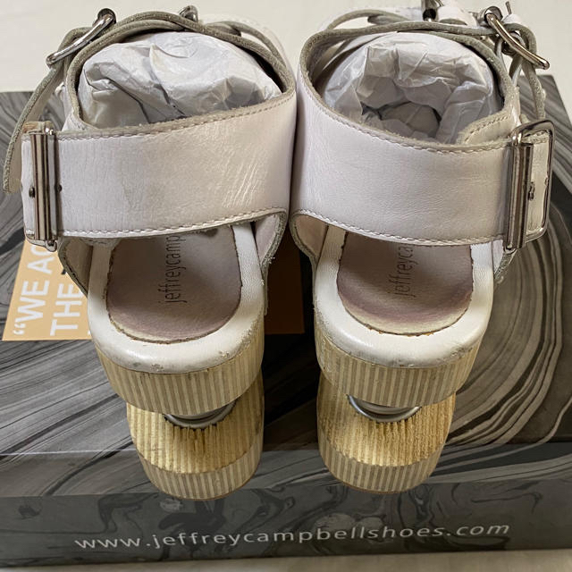 JEFFREY CAMPBELL(ジェフリーキャンベル)の【専用】Jeffrey Campbell 個性派サンダル ホワイト バネサンダル レディースの靴/シューズ(サンダル)の商品写真