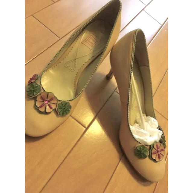 Cynthia Rowley(シンシアローリー)の美品シンシアローリー花モチーフパンプス レディースの靴/シューズ(ハイヒール/パンプス)の商品写真
