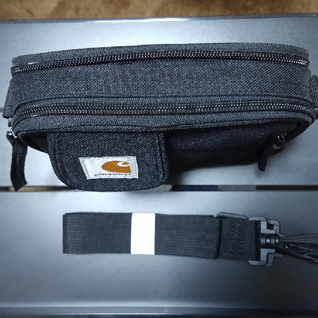 carhartt(カーハート)のカーハート エッセンシャルバッグ スモール 黒色 メンズのバッグ(メッセンジャーバッグ)の商品写真